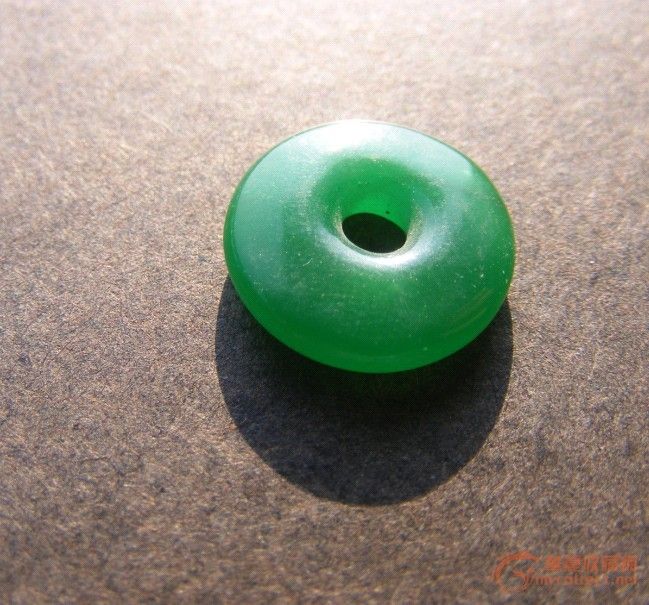 颜色一流的清代.老仿满绿翡翠琉璃小圈环(全品