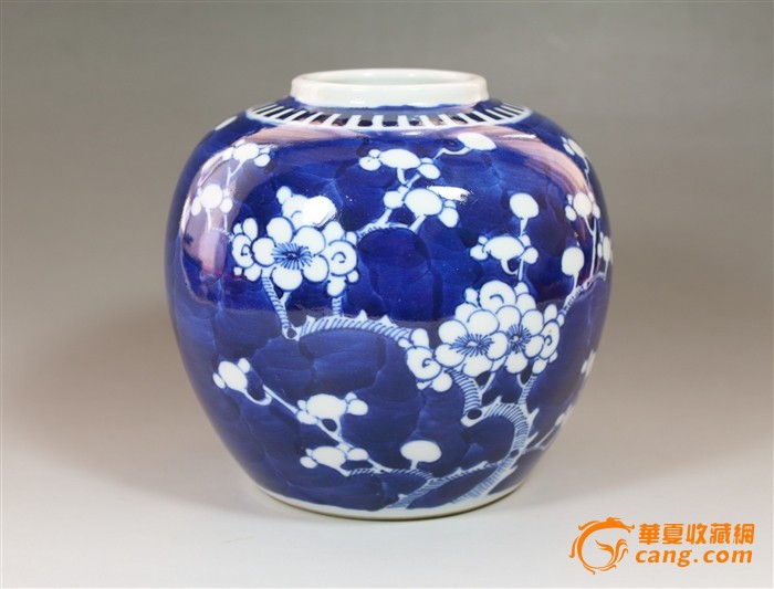 清青花留白冰梅纹罐