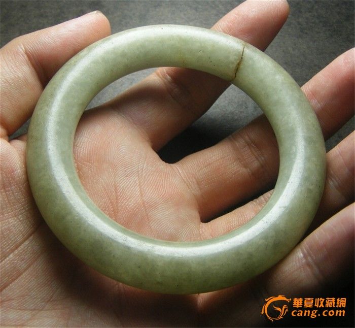 粗大的清代.老坑淡绿色翡翠大圆手镯(有老绺一