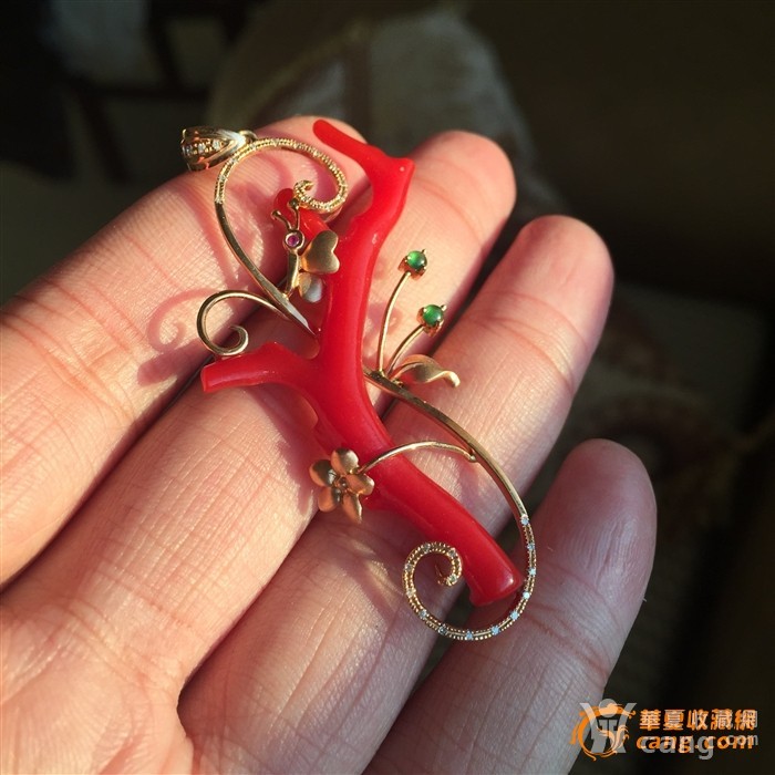 真正牛血阿卡珊瑚原枝吊坠,18k玫瑰金钻石玻璃种帝王绿小翡翠蛋面镶嵌