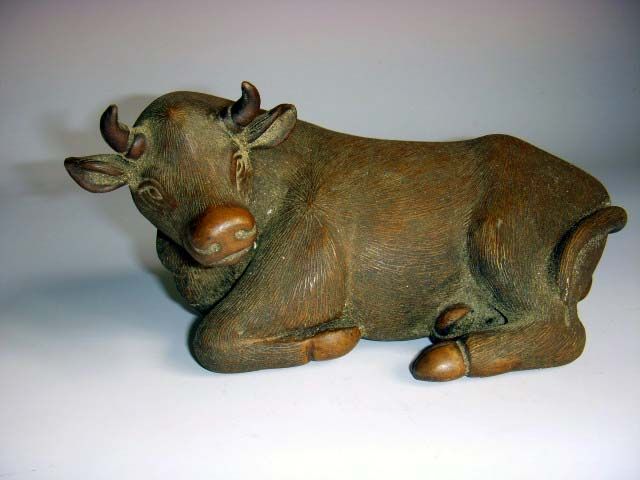 精美逼真的紫砂卧牛摆件