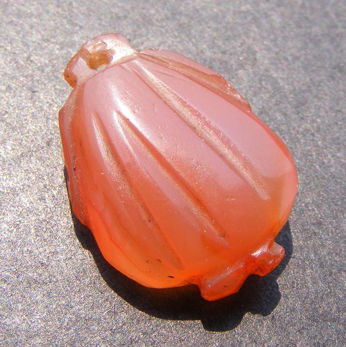 老玫瑰红玛瑙雕双面工小桃子件(有老孔 可以直接佩戴 漂亮)