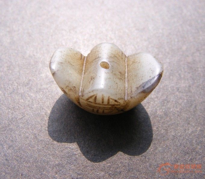 沁色漂亮 明代.老和田青白玉寿字通天孔船型发财玉元宝坠(全品)