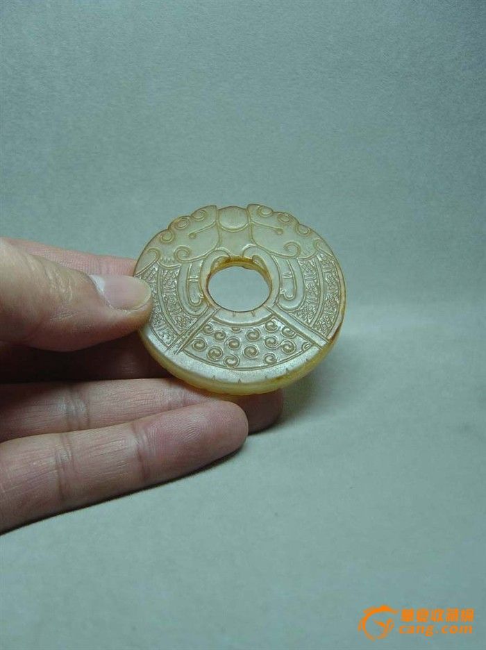 战汉玉雕双龙璧.直径:5.4厘米,厚:0.6厘米