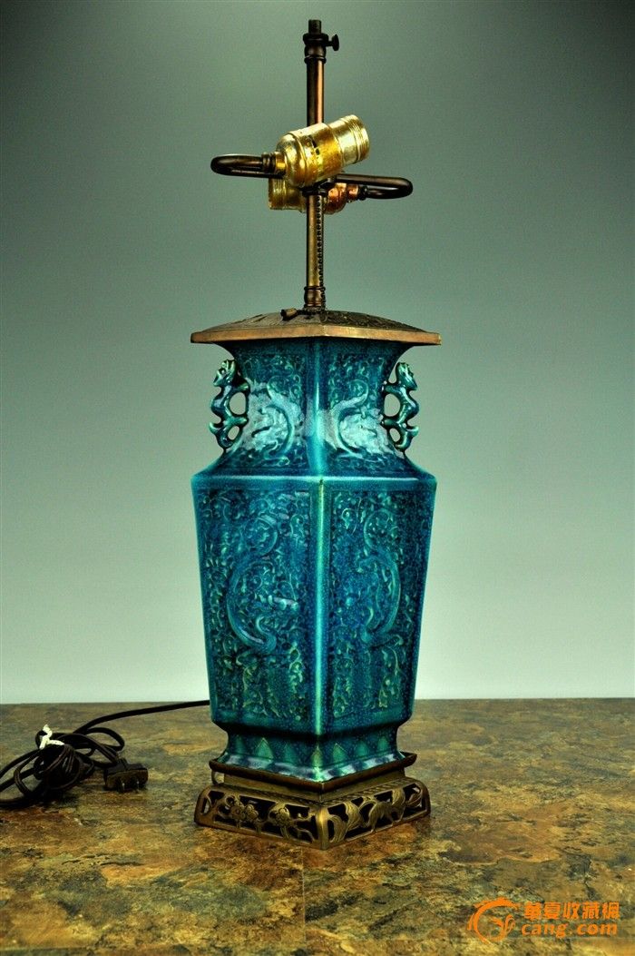 清代蓝釉暗刻花龙纹瓶台灯